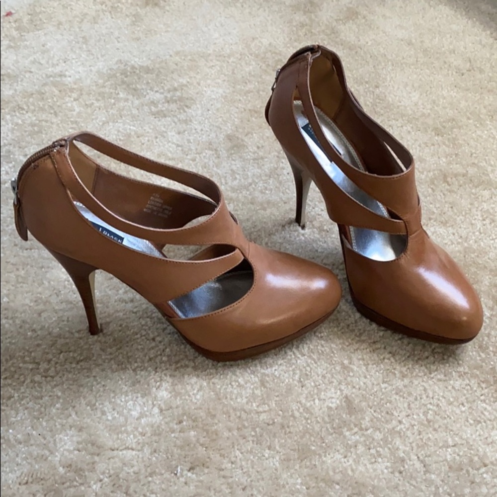 NWT! White House Black Market Miranda heels!